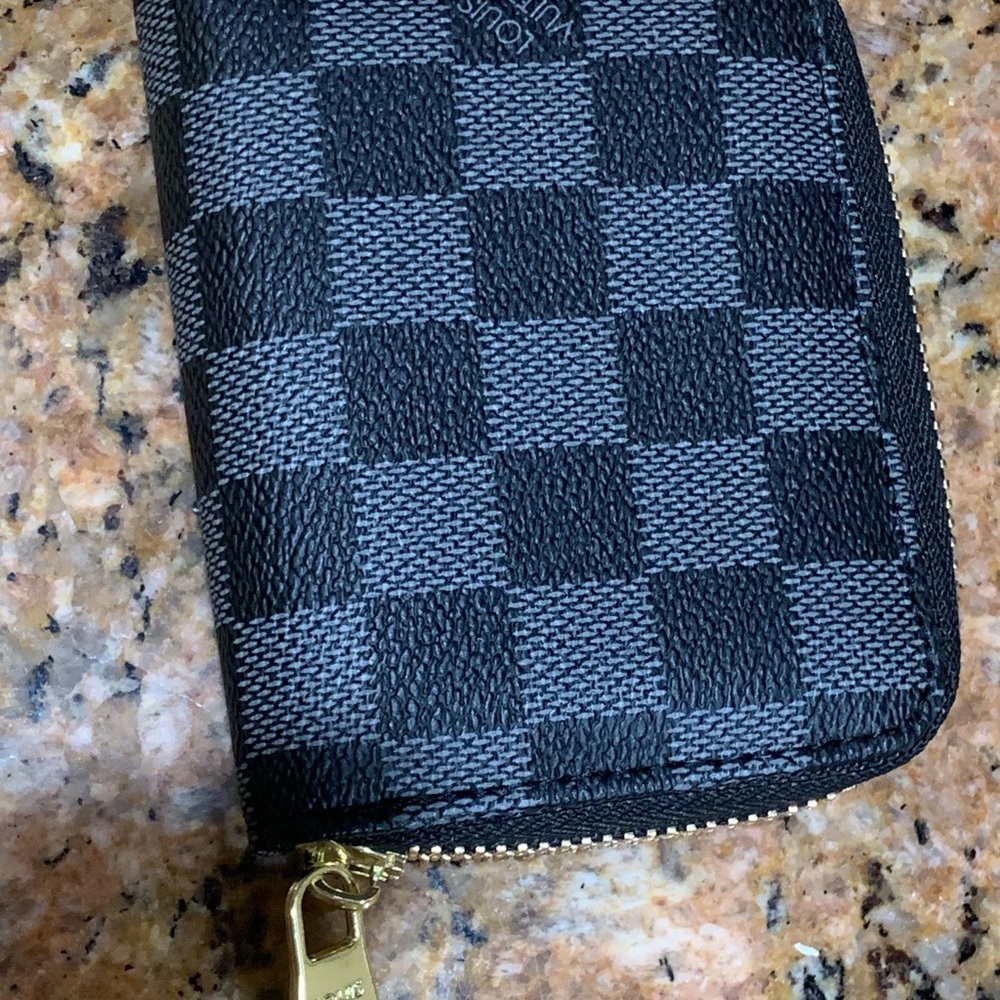 Brand new rare and collectible compacted Louis Vuitton unisex credit card holder - Picture 12 of 17